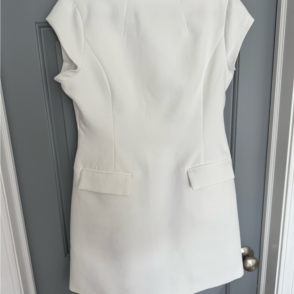 Elegant White Sleeveless Dress large